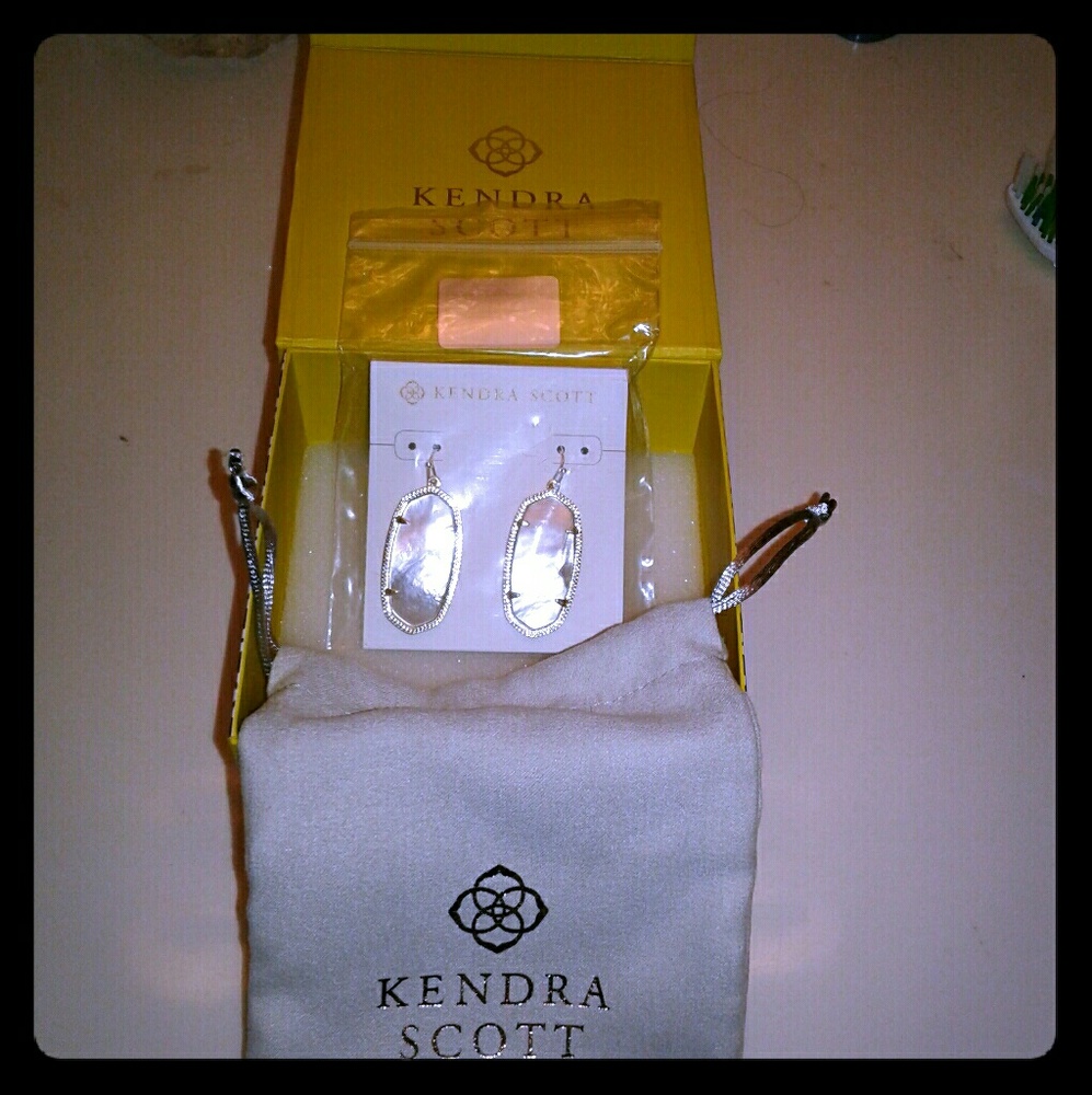 Kendra Scott Elle Gold Earnings In White Pearl